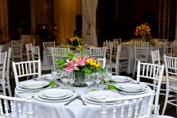 elegant table setting, table setting, party room, night party, decorated table