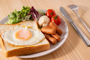 コーヒーとパンとトマトとレタスと卵の朝食