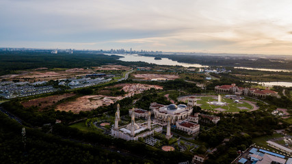 Obraz premium Beautiful Landscape at The Kota Iskandar Mosque located at Kota Iskandar, Iskandar Puteri, Johor State Malaysia early in the morning