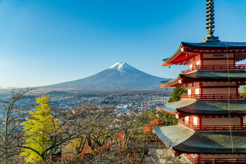 Fototapeta premium Mt. Fuji oglądane zza pięciopiętrowej pagody „Chureito” w mieście Fujiyoshida Yamanashi w Japonii.