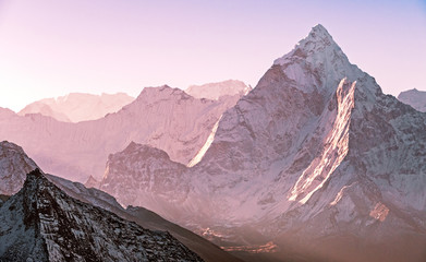 Größe der Natur: majestätischer Gipfel Ama Dablam (6814 m) bei Sonnenaufgang in Nepal, Himalaya. Harmonische morgendliche Bergkämme