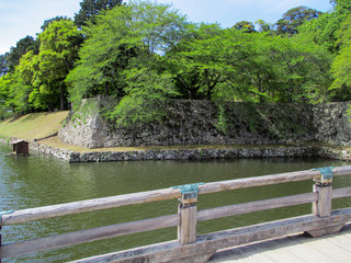 彦根城の堀と木橋と石垣