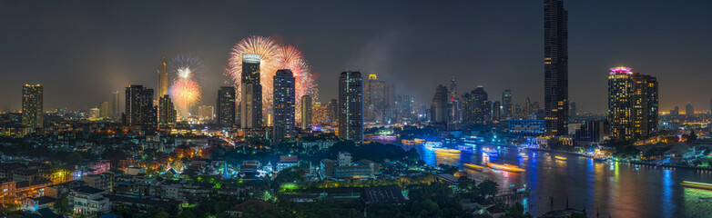 Fototapeta na wymiar Fantastic Multicolor Firework exploding over the panorama of Bangkok Cityscape river side for Celebration, Business architecture and celebration and happy new year and merry christmas concept