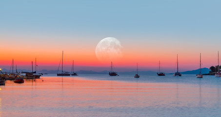 Obrazy na Szkle  Jacht żaglowy zaparkowany w zatoce Datca z pełnią księżyca - półwysep Datca, Turcja o wschodzie słońca &quot Elementy tego obrazu dostarczone przez NASA