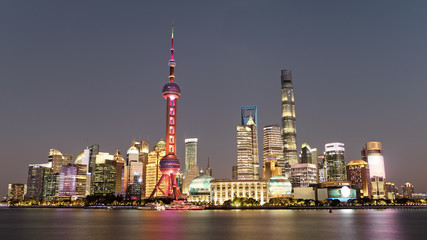 Obraz premium Skyline view from Bund waterfront on Pudong New Area in sunset evening, Lujiazui is the business quarter of Shanghai.