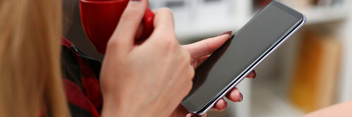 woman drinking coffe and look at laptop