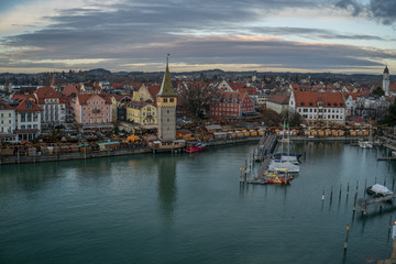 Fototapeta na wymiar Lindauer Hafen mit Weihnachtsmarkt