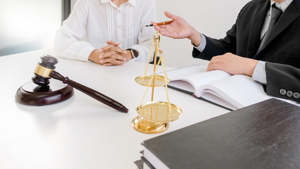 Obraz premium Justice lawyer consulting give a advice with client in courtroom.