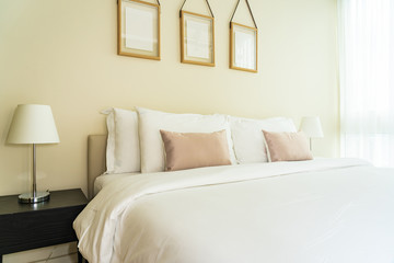 Fototapeta na wymiar White comfortable pillow on bed decoration interior