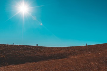 Obraz premium Silhouette of man hold up hands on the peak of mountain
