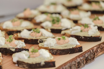 Holzplatte mit angerichteten Schnittchen mit Aufstrich