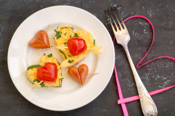 For Breakfast on Valentine's Day can be omlette with bread in the shape of a heart. The view from the top