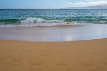 Fototapeta na wymiar The overlooking view of the shore in Maui, Hawaii