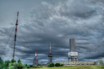 Ein Sturmtief zieht über dem Großen Feldberg im Taunus, Hessen auf