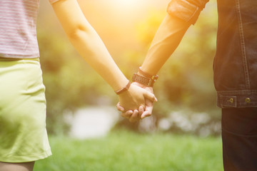 Valentine couples walk hand in hand along the aisles to see the beautiful scenery on the morning of Valentine's Day and promise to look after each other forever. The idea of telling love on Valentine