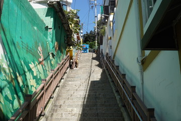 아름다운 벽화와 어우러진 높은 계단의 모습입니다.