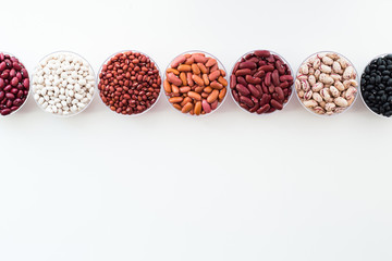 Different seed beans in round plates are arranged in a row.