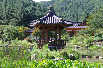 Obraz premium pavilion in korean garden