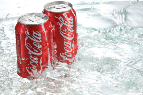 coca cola can with water splash