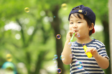 シャボンで遊ぶ男の子