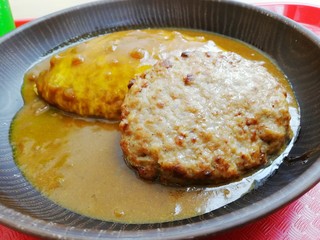 昼食　オムレツハンバーグ