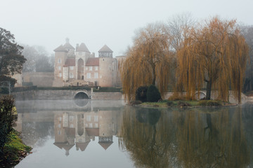 Fototapeta na wymiar château médiéval de sercy