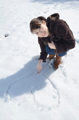 Fototapeta na wymiar 雪にハートを書く女性