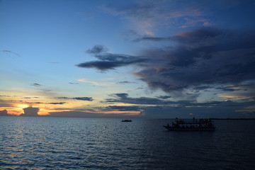Obraz premium Coucher de Soleil Lac Tonlé Sap Cambodge