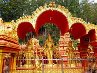 Goldener hinduistischer Shiva Tempel in Sri Lanka mit Affengott