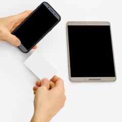 Ekrany z miejscem na własny tekst, logo lub numer telefonu. Wybieranie numeru z wizytówki na telefonie komórkowym. 