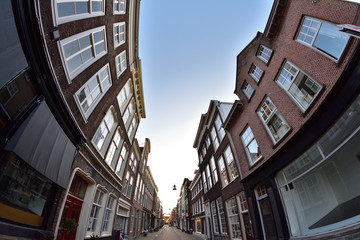 Domy, ulica i kanałek w krzywym spojrzeniu obiektywu fisheye.