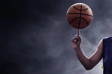 Gardinen Basketballspieler, der einen Ball dreht © fotokitas