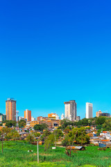 Obraz premium Wieżowce i budynki miejskie, Asuncion, Paragwaj. Krajobraz miasta. Skopiuj miejsce na tekst.