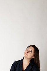 Naklejka premium Young woman in blue full of doubts and hesitation.