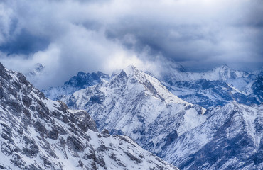Fototapeta na wymiar Schnee und Wolken auf den Gipfeln der Alpen