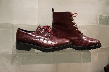 Chaussure en cuir de crocodile rouge