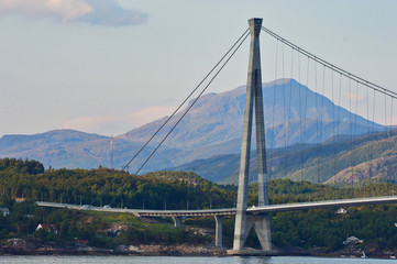 Obraz premium Suspension bridge connecting Islands with mountains in background in narvik, Norway