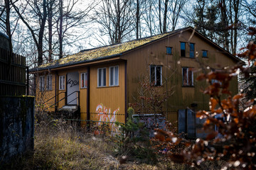 Lost Place - Stuttgart - kaputtes Haus an einem verlassenem Ort mit kaputten Fenstern und Graffiti