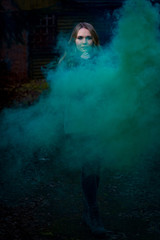 Fototapeta premium Fotoshooting mit Smokebombs - Rauchbomben mit einer jungen hübschen Frau - Model