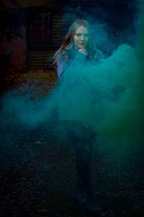 Fototapeta premium Fotoshooting mit Smokebombs - Rauchbomben mit einer jungen hübschen Frau - Model