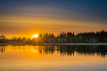 Obraz premium Sunset evening along the rocky seacoast ocean seashore.
