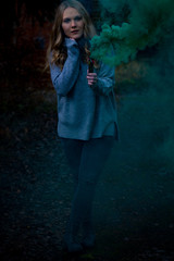 Fotoshooting mit Smokebombs - Rauchbomben mit einer jungen hübschen Frau - Model