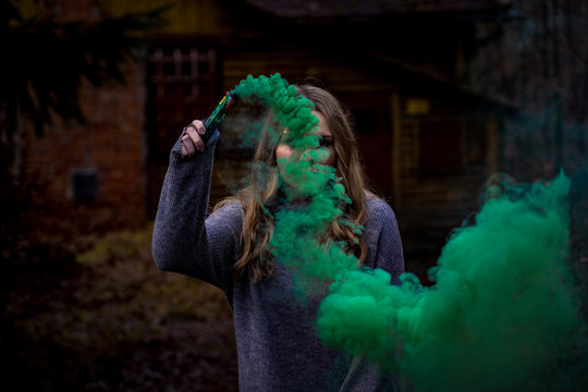 Fotoshooting mit Smokebombs - Rauchbomben mit einer jungen h&uuml;bschen Frau - Model
