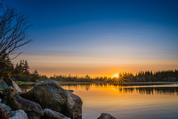 Obraz premium Sunset evening along the rocky seacoast ocean seashore.