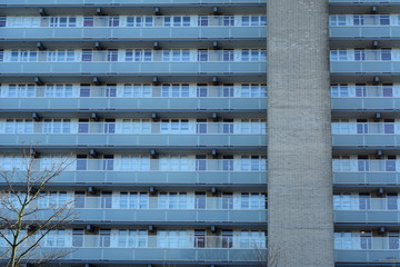 Okna i balkony w domu mieszkalnym oświetlonym zachodzącym słońcem. © W Korczewski