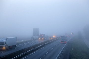 Autobahn bei dichtem Nebel und schlechter Sicht