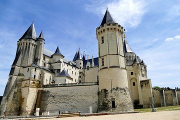 Fototapeta na wymiar Façade nord et remparts du château de Saumur