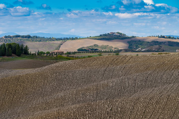 Landschaft in der Crete Seneisi, gepflügte Äcker in der Toskanan, Italien