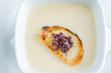sopa crema con pan tostado y aceitunas negras
