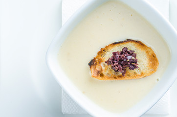 sopa crema con pan tostado y aceitunas negras
